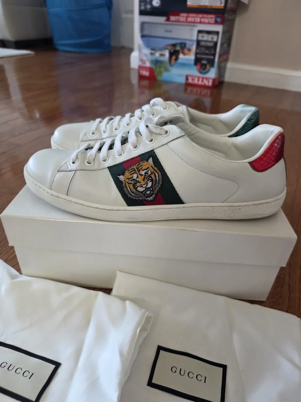 Gucci White Leather Tiger Patch Low-Top Sneakers